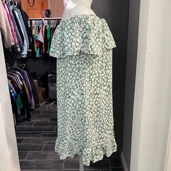 Wild Blue x Sadie Robertson Green and White Floral Shoulder Dress - Picture 4 of 7
